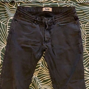 Acne jeans - Gråa Acne jeans i storlek 30/34. Knappt använda, inget märkvärdigt slitage. 