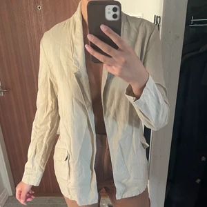 Beige blazer i linne - Beige blazer i linnematerial. Säljs för 100kr i storlek S