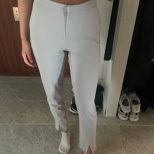 Grå kostymbyxor - Stretchiga kostymbyxor! Säljs för 130kr, storlek S
