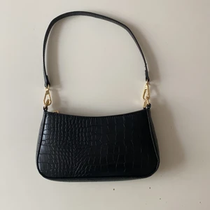 En väska från Shein - En svart liten väska från Shein som inte kommit till användning. Om du har några frågor eller vill ha fler bilder är det bara att kontakta mig 😁