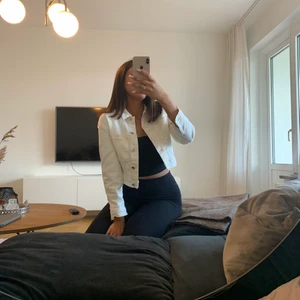 Jeansjacka - Jätte fin jeansjacka från Pull&Bear. Lite för kort för mig i armarna men super fin annars! Helt ny köptes förra veckan använd 1 gång.