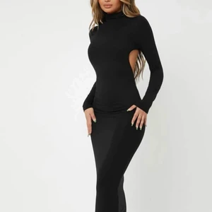 Svart långklänning, storlek M - Aå fin Svart långklänning, använd 1 gång säljer pga av använder sällan. Öppen i ryggen🤍