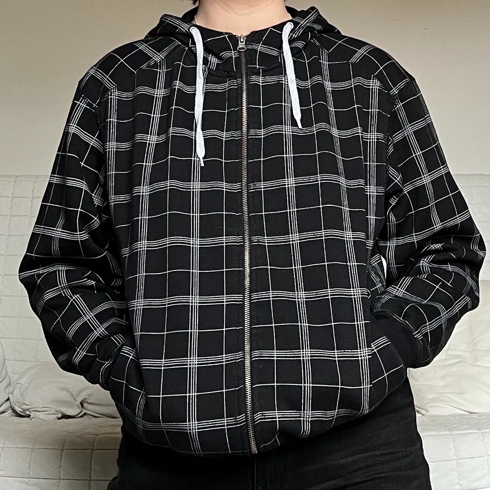 Säljer denna coola rutiga hoodie i storlek M❤️. Tröjor & Koftor.