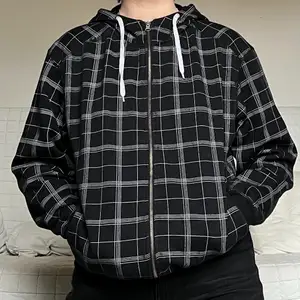 Säljer denna coola rutiga hoodie i storlek M❤️