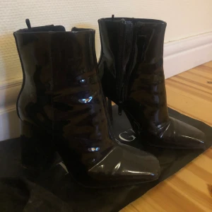 Fina skinn klackar från HM - Snygga skinn klackar i färg svart storlek 36/37 använda en gång säljer för dom bara ligger och inte används!❤️