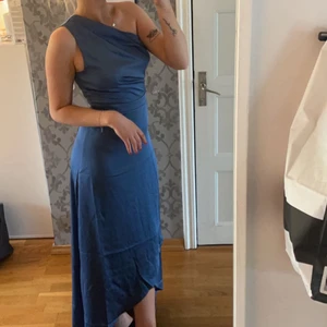Långklänning - En långklänning med oneshoulder, blå. Använd en gång på ett bröllop, som ny. 600kr ny