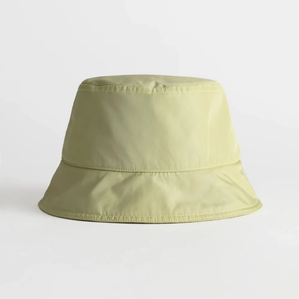 Sååå fin bucket hat från other stories! Perfekt till stranden hela sommaren🥰  Knappt använd💖💖. Accessoarer.