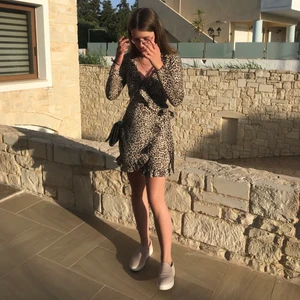 Omlott klänning - En omlottklänning i leopard köpt på Ullared/Gekås, första bilden är ifrån 2019, den passar inte mig längre. Den är i XS. Den har knytning och en knapp man kan binda ihop tygen med som gör den lite ”säkrare”!