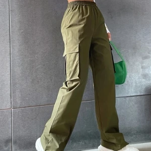 Cargobyxor - En par jättesnygga militärgröna cargobyxor från shein som är för små för mig. Det är i storlek medium. Aldrig använda 💕 köparen står för frakt