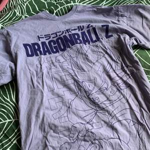 Dragonball t-shirt som är rätt lös även i mindre storlek 