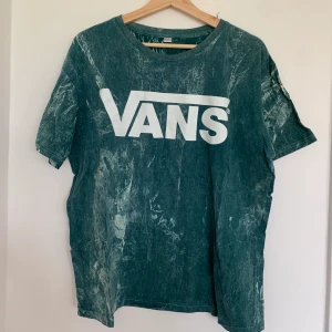 Vans t-shirt  - Vans t-shirt i batik tryck. Lappen i ryggen är nästan helt borta så vet ej exakt storlek men skulle tippa på en M/L. Jättesnygg tröja som ej har kommit till användning.