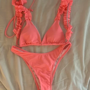 Bikini  - Super söt bikini i corall färg. Helt oanvänd. Kontakta mig om ni är intresserade av fler bilder eller har frågor. 