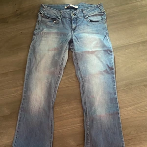 Lågmidjade jeans - Är tyvärr tvungen att sälja dessa supersnygga blåa lägmidjade jeans då de är för små för mig:( passar någon som är 170 neråt ifall man vill att de ska gå längre ned på skon
