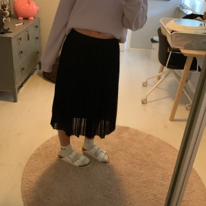 Volangkjolar  - Säljer nu dessa superfina och sköna kjolarna från Nakd (svart) och Monki (beige). De är knappt använda och ser ut som nya. Den beiga kjolen är i strl XXS och den svarta är i strl S. Perfekt nu till sommaren. 1 för 80kr 2 för 150kr