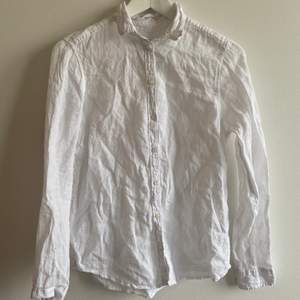 Vit linneskjorta från Gina tricot. I storlek 36. Normal passform. Frakt tillkommer.