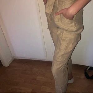 Beiga kostym byxor storlek m - Ett par beiga kostym byxor. Säljer pga försmå. Använd fåtal gånger och fint skick 