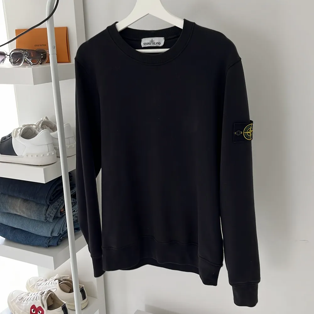 Jag säljer min Stone Island sweatshirt i storlek S, färgen svart för 1000kr. Skicket på tröjan är 9/10 då den bara är använd fåtal gånger. Köparen står för frakt! Skriv om ni har frågor eller vill ha mer bilder! . Tröjor & Koftor.