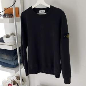 Jag säljer min Stone Island sweatshirt i storlek S, färgen svart för 1000kr. Skicket på tröjan är 9/10 då den bara är använd fåtal gånger. Köparen står för frakt! Skriv om ni har frågor eller vill ha mer bilder! 