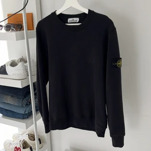 Stone Island Sweatshirt  - Jag säljer min Stone Island sweatshirt i storlek S, färgen svart för 1000kr. Skicket på tröjan är 9/10 då den bara är använd fåtal gånger. Köparen står för frakt! Skriv om ni har frågor eller vill ha mer bilder! 
