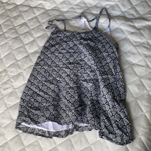 Linne -  Jag säljer den här då den är för liten för mig och den är använd ca en gång Den är väldigt fin men inte riktigt min stil Plus frakt