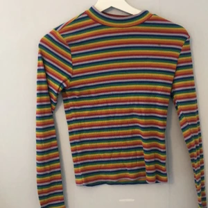 Regnbåge tröja - Dena köpte jag på monki den är använd ett par gånger men fortfarande i bra form.man kan styla den på massa fina sett,kontakta mig vid frågor 