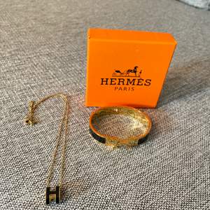 Hela setet innehåller nytt oanvänt Hermes-armband och halsband