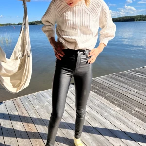 Lackbyxor från NAKD - Sköna lackbyxor från NA-KD som köptes för ca 4 år sen. Super stretchiga och höga i midjan vilket gör så att de sitter som en smäck. Passar bra istället för jeans men också som festligare plagg. Väldigt högmidjade vilket ger dem bra passform. Köpt för 600