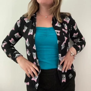 Skjorta - En svart skjorta med kattmönster. Funkar bra både stängd och öppen som visas på bilderna. 