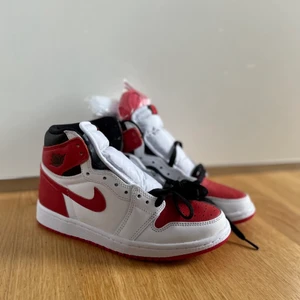 Air Jordan 1 retro high og - Säljer helt oanvända jordans. Perfekt till sommaren. Passar både för tjejer och killar. Jag säljer för att jag råkade köpa fel storlek. Skriv om ni vill ha mer bilder🤍🤍