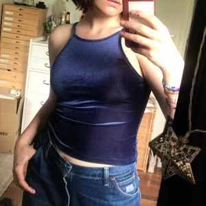 Linne från bikbok - Riktigt coolt linne från BikBok som skimrar i en ljusblå kontrast till linnets mörkblå grund. Perfekt för festivaler och fester!🎆🎩