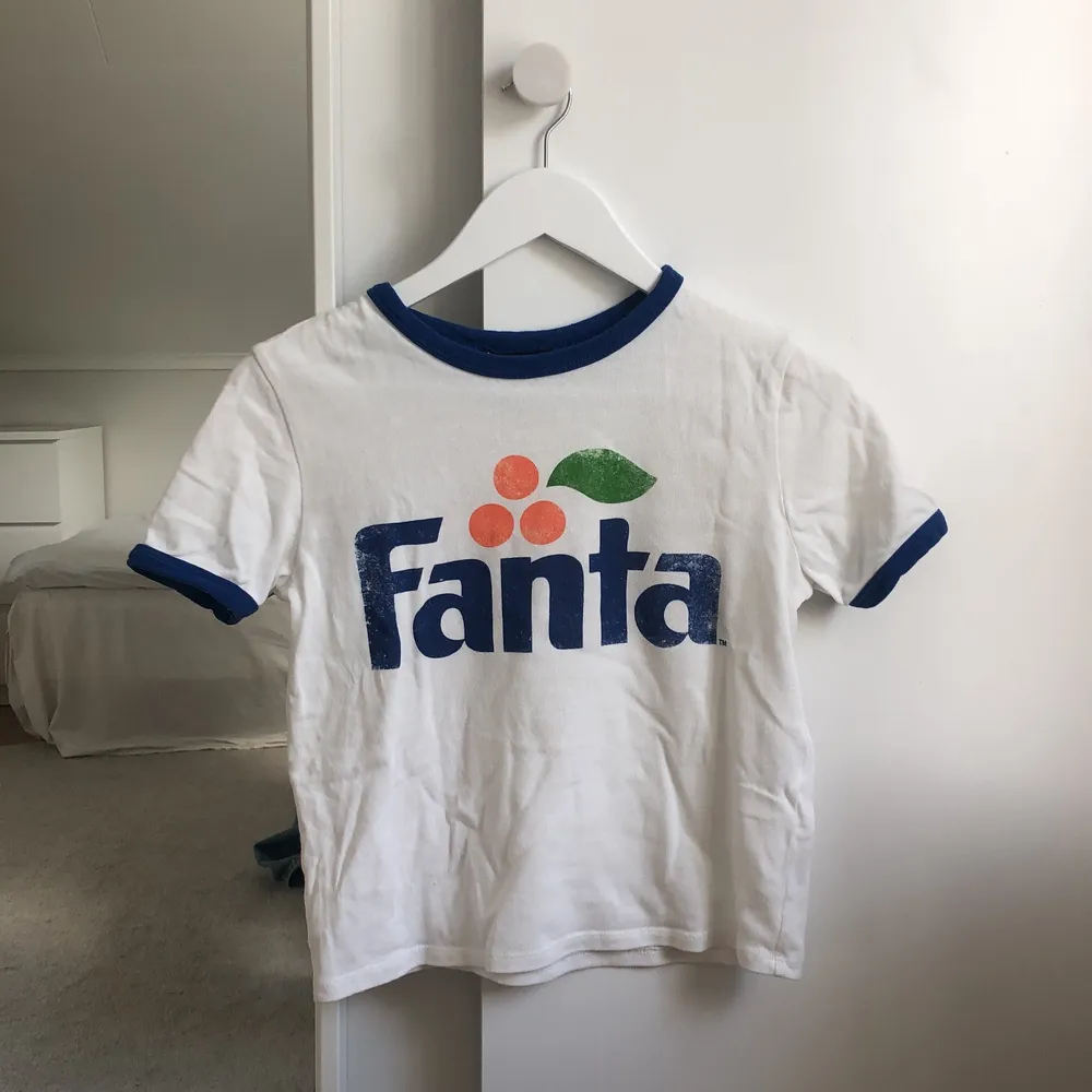 Jag säljer denna somriga T-shirten då den är för liten💕 använd endast en gång och är i gott skick💕 (köparen står för frakten). T-shirts.