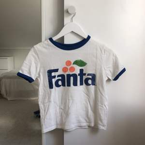 Jag säljer denna somriga T-shirten då den är för liten💕 använd endast en gång och är i gott skick💕 (köparen står för frakten)