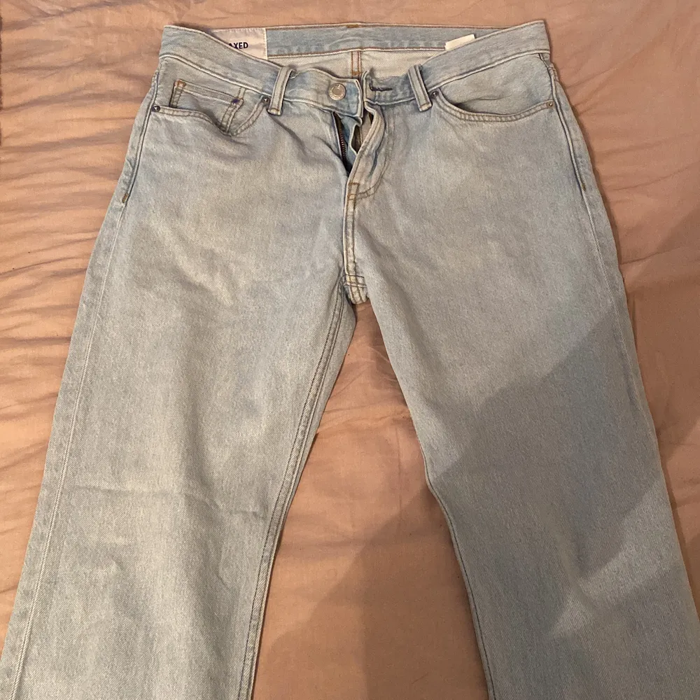 Säljer dessa low waist light washed jeans från Hm, använda ett fåtal gånger men de passar tyvärr inte längre. Jeansen passar S-M, 165-170cm. Nypris: 399kr, säljer dem för 150kr. Dm vid frågor🤍. Jeans & Byxor.