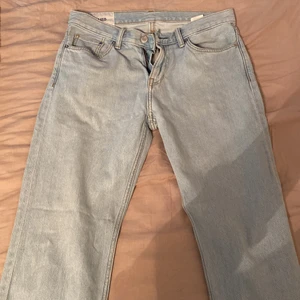 Low waist light washed jeans - Säljer dessa low waist light washed jeans från Hm, använda ett fåtal gånger men de passar tyvärr inte längre. Jeansen passar S-M, 165-170cm. Nypris: 399kr, säljer dem för 150kr. Dm vid frågor🤍