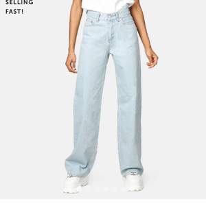 Säljer dessa wide leg jeans från junkyard i storlek 26. Fint skick men lite smutsiga på insidan längst ner men inget man ser och går säkert bort i tvätten.  Köpare står för frakt! 