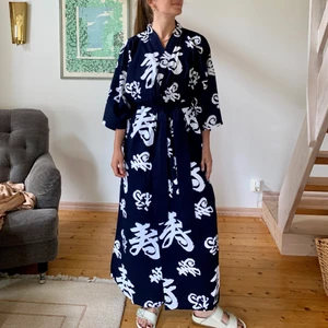 Kaftan bomull Yasuragi - En kaftan i bomull erhållen på Yasuragi spa. Onesize, använd en gång och i nyskick. Bälte medföljer, fickor i ärmarna.