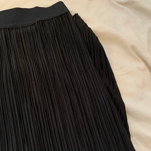 Svart kjol - Svart kjol från Kapphal, den är egentligen i L men har sytt in den så den passar M men det går att sprätta upp eller sy lite bättre för det kan behövas🖤