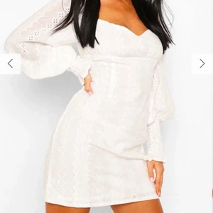 Helt ny vit klänning - Super söt vit klänning från Bohoo, aldrig använd! Köparen står för frakt! 