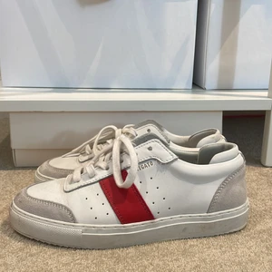 Arigato sneakers  - Säljer dessa supersnygga arigato sneakers! Säljer därav att de är lite försmå tyvärr, de passar superbra nu till sommaren men också på våren och hösten 💕 de är endast använda en gång och därav defekterna på sista bilden, men det är inget som syns 💕
