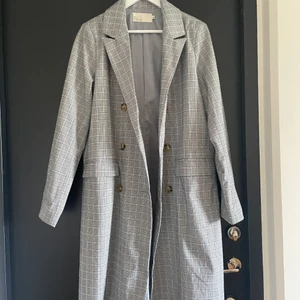 Jacka/Kappa - Tunn rutig kappa från NLY trend. Använd fåtal gånger, som ny. Storlek 38. 