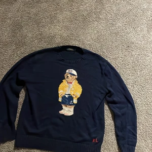 Stickad Ralph lauren tröja - Ralph lauren tröja i marinblå och stickat, skick 7/10