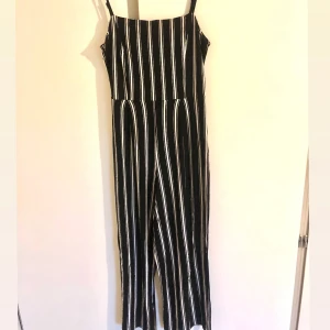 Byxdress Bershka  - Byxdress från Bershka. Använd viss ett tillfälle. Storlek L.