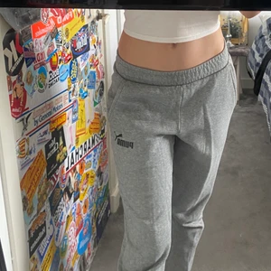 Gråa pumabyxor🤍 - Jättesköna gråa puma byxor💖 säljer då dom blivit för korta för mig! Storlek M men lite korta i benen💖 ordinarie pris -439