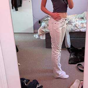 Thriftade vita jeans använda endast några gånger. Regular fit och lowrise. Säljer då dem är lite stora och inte längre min stil. Skriv privat för mer info. 🥰