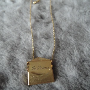 Je t'aime brev halsband  - Snyggt guldfärgat halsband från Urbanoutfitter, i begagnat skick. Brev med texten "Je t'aime" inuti. Sätter guldkant på vilken outfit som helst! Frakt tillkommer 💜