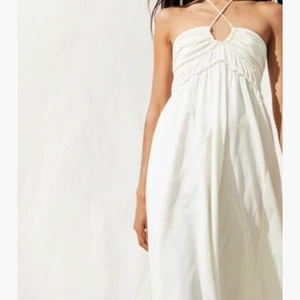  klänning hm - Säljer den här klänningen från hm i svart. Helt oanvänd lappen kvar! 