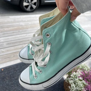 Converse - Super snygga converse som tyvärr är lite för stora för mig. Dom är använda men fortfarande i bra skick 
