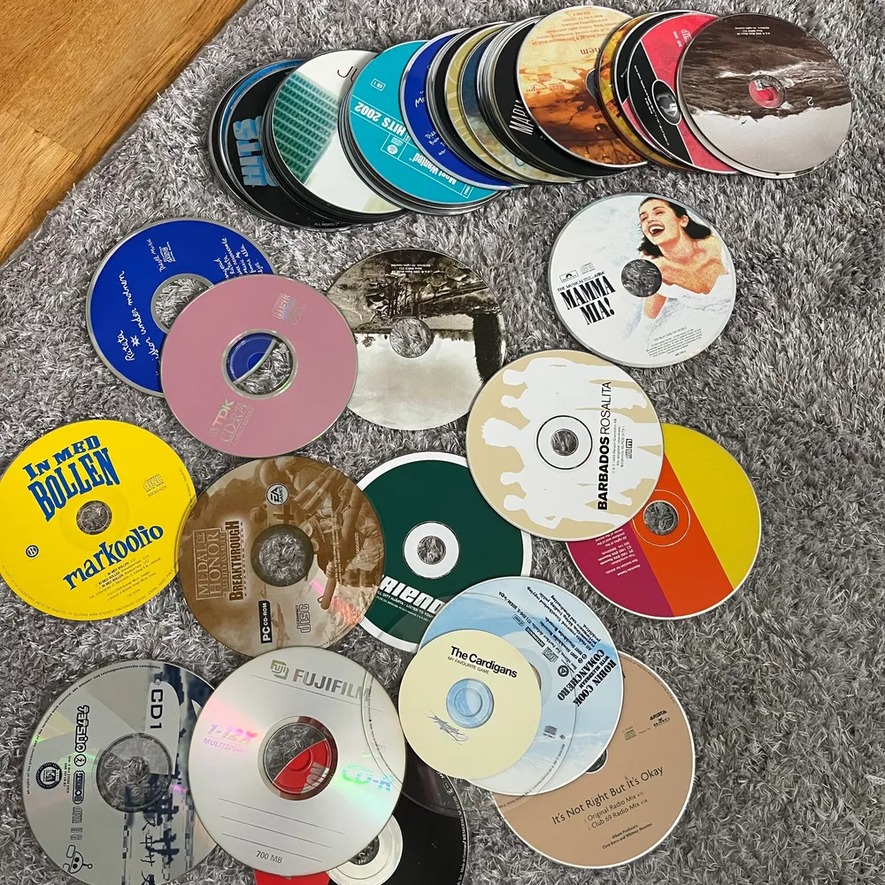 Har en massa cd skivor som man kan ha som dekoration i rummet ☺️ köp 5 st för 9 kr. Köparen står för frakten . Övrigt.