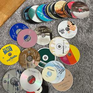 Har en massa cd skivor som man kan ha som dekoration i rummet ☺️ köp 5 st för 9 kr. Köparen står för frakten 
