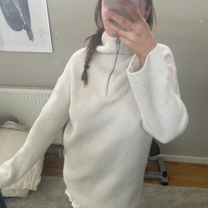 Stickad tröja  - Från H&M. Använd Max 2 gånger. Jättemysig men dragkedja långt upp. Storlek S. Ej stickig. Nypris 399kr